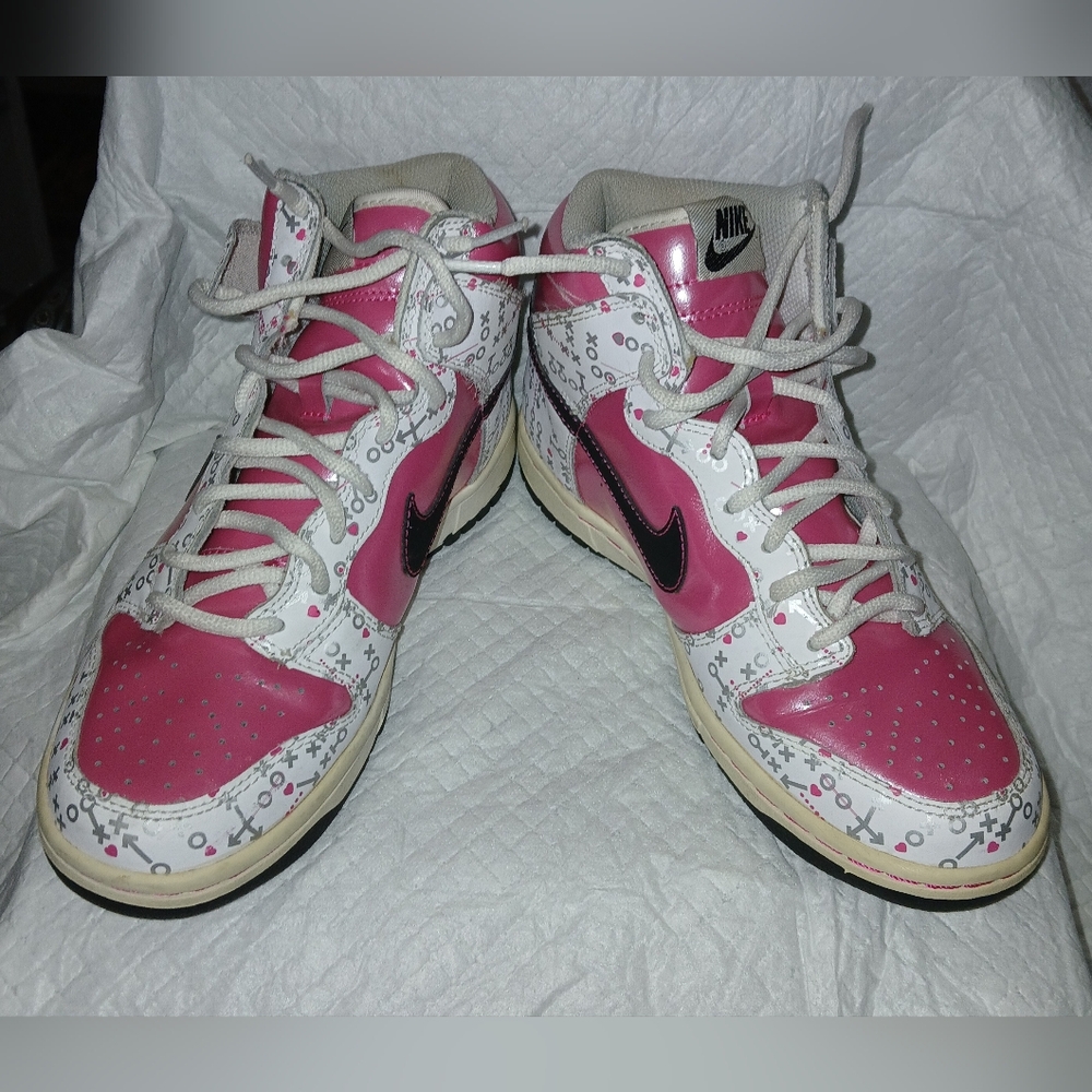 Pre-loved Nike - Trainer - Patent Leather Pink Abstract for Women 2008. Worn 1 x